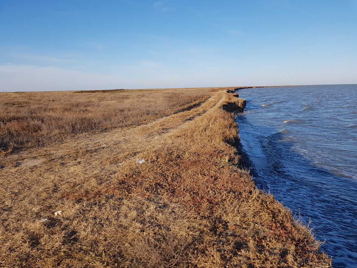 Дикий пляж у озера Сиваш. Волны доходят почти до самого обрыва, но можно спуститься и окунуться в озеро. Но это уже летом.