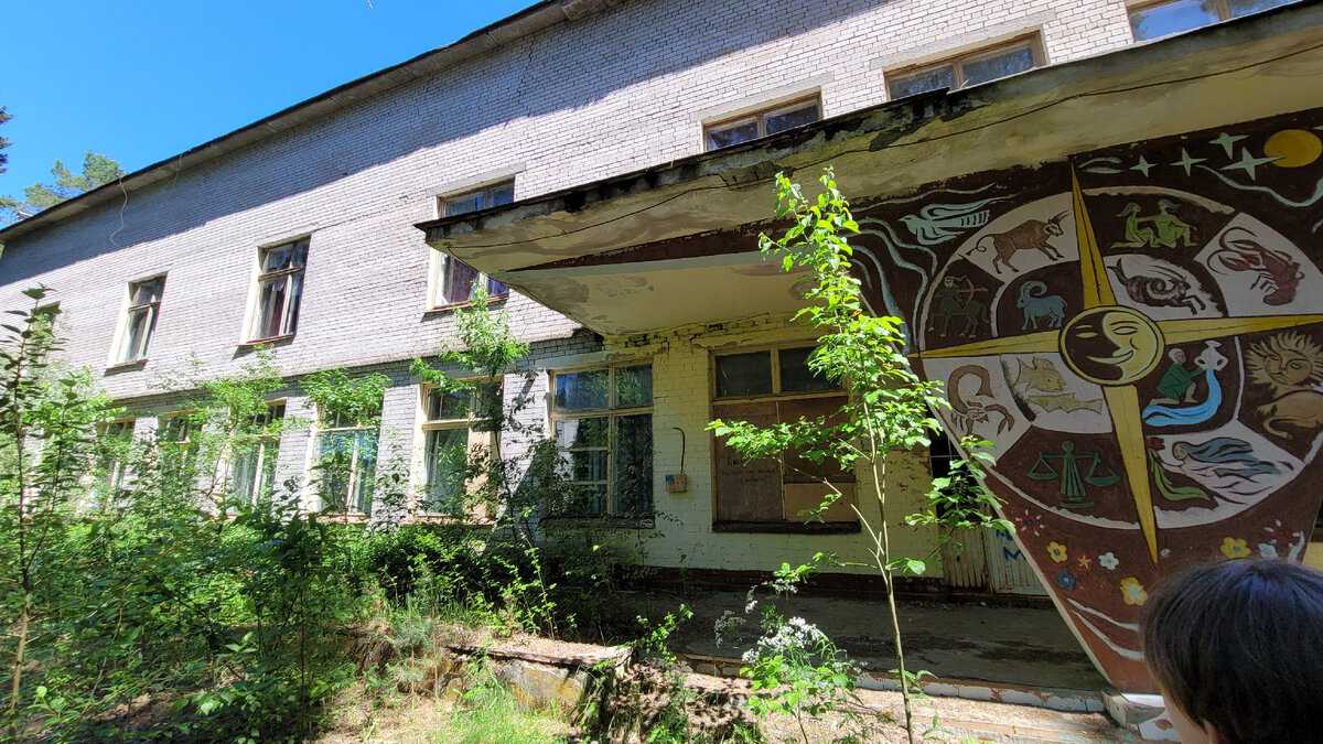 Заброшенный город в глуши леса. Тут сотни брошенных квартир и нет людей