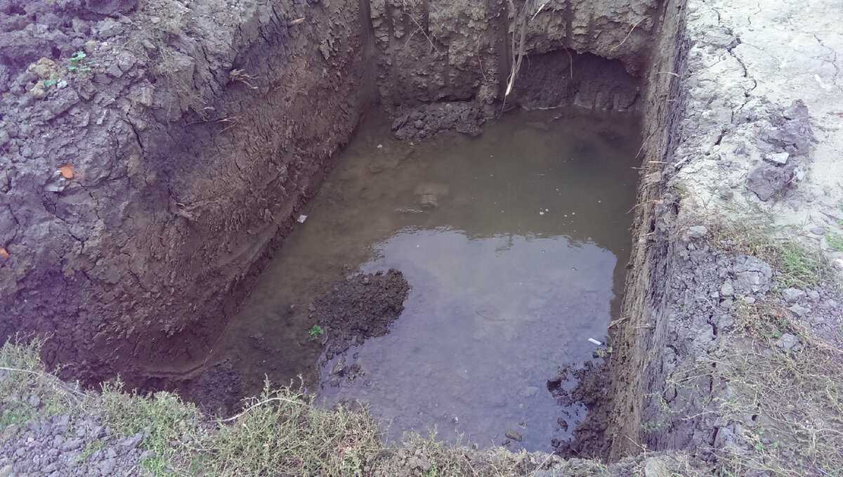 Яма начала заполняться водой уже через несколько часов.