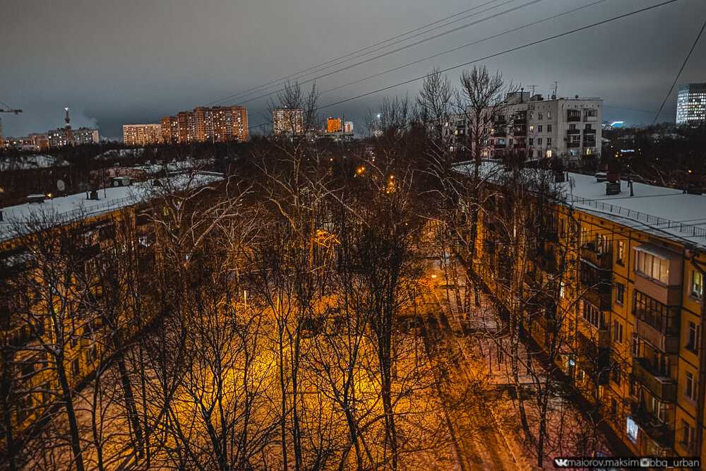 В Москве расселяют 9-этажные дома. Пробрался внутрь и был поражен - вещи просто бросили. И даже не выключили свет!