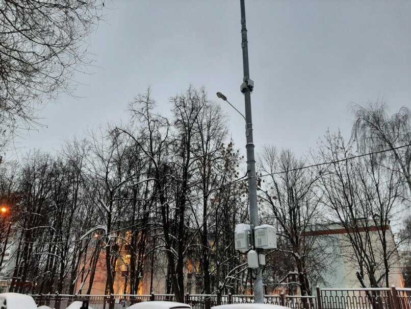 Вышка у школьного забора. Через дорожку - детский сад. Фото автора